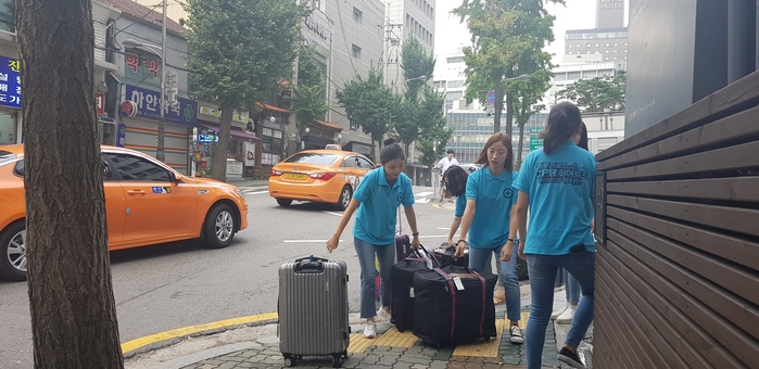 07:30 집결, 08시 출발, CPR히어로즈 학생들이 힘을 모아, 짐을 옮기고 있습니다.